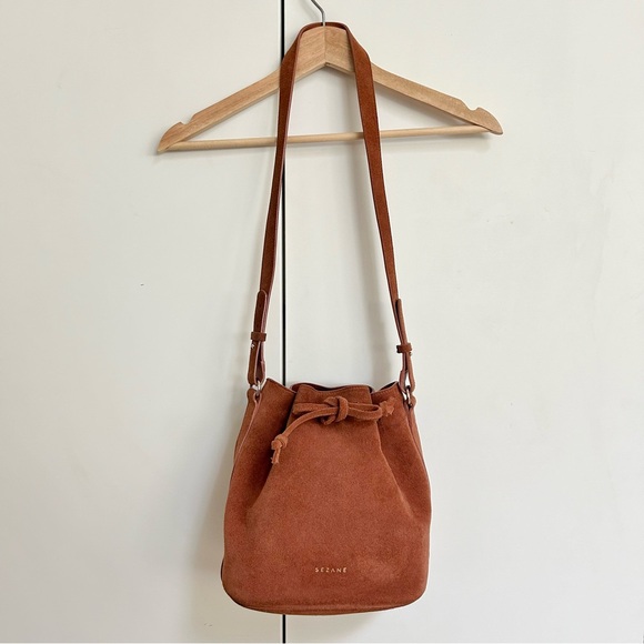 Sezane Farrow blush suede drawstring bucket bag with shoulder strap - Picture 5 of 9